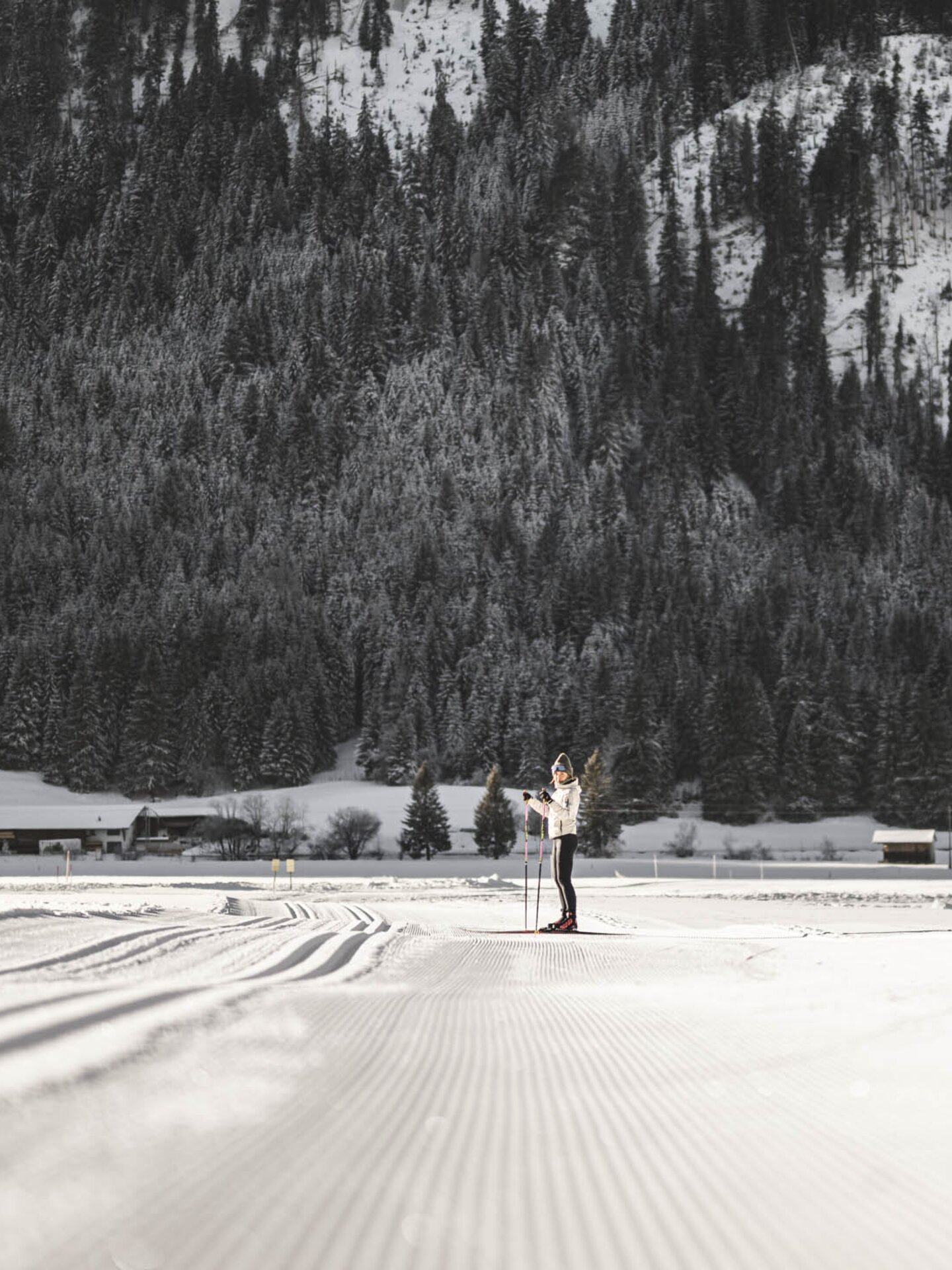 Stehende Langläuferin auf der Skatingloipe im Tannheimer Tal, Grän