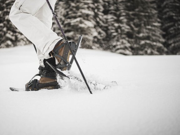 Detailaufnahme von Person beim Schneeschuhwandern im Tannheimer Tal