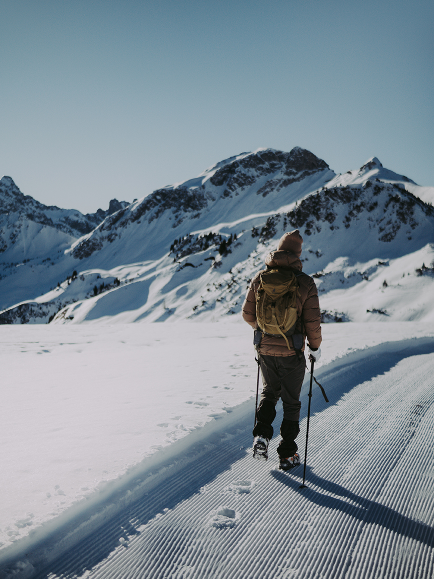 Schneeschuhwandern auf Wanderweg im Tannheimer Tal im Hintergrund die schneebedeckten Berge | Der Engel in Tirol