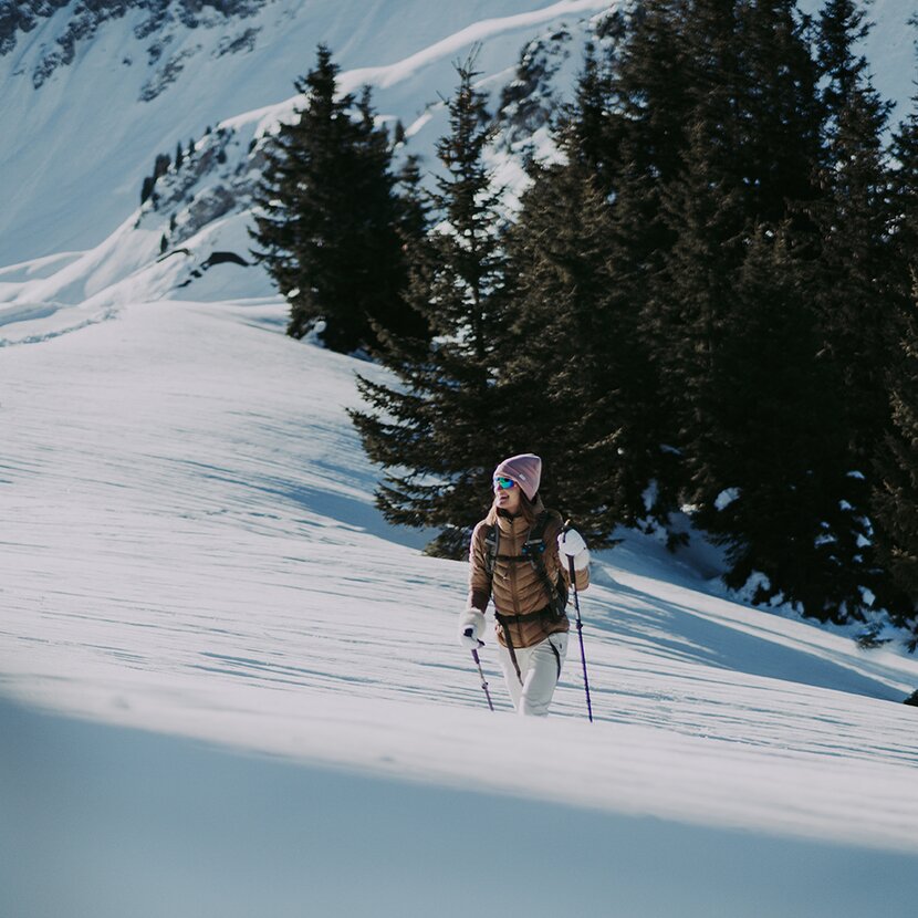 Frau beim Schneeschuhwandern in den Bergen des Tannheimer Tals
