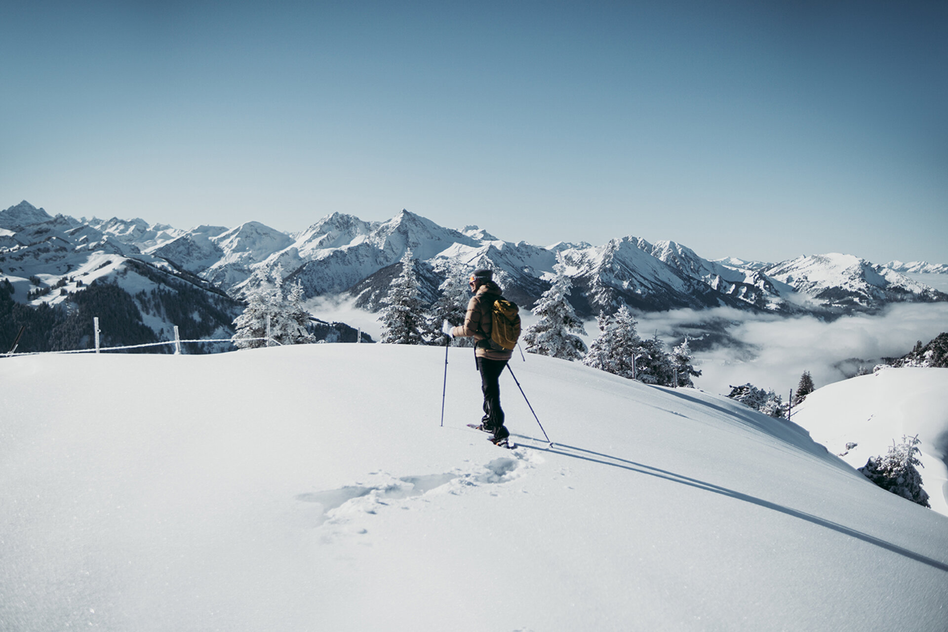 Person beim Schneeschuhwandern in den Allgäuer Alpen bei frischem Neuschnee und blauem Himmel | Der Engel in Tirol