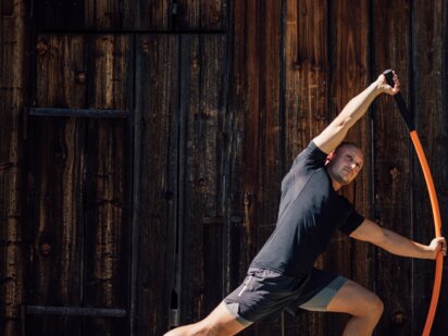 Outdoor Fitness-Workout mit Personal-Coach bei unseren Plattformen im Wald