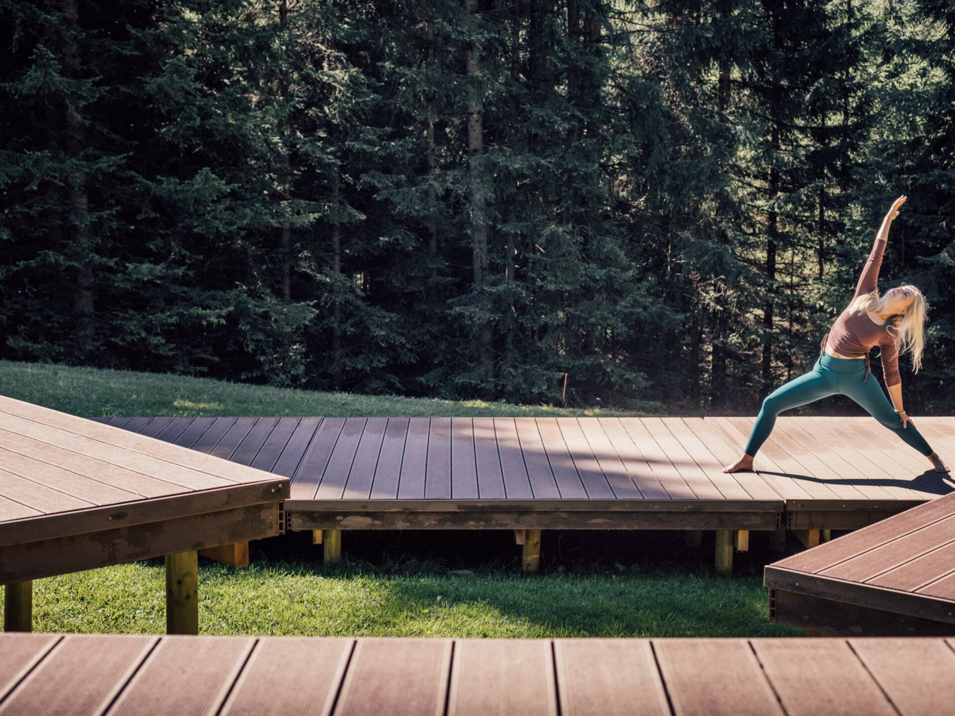 Yoga auf den Plattformen mitten im Wald im Tannheimer Tal