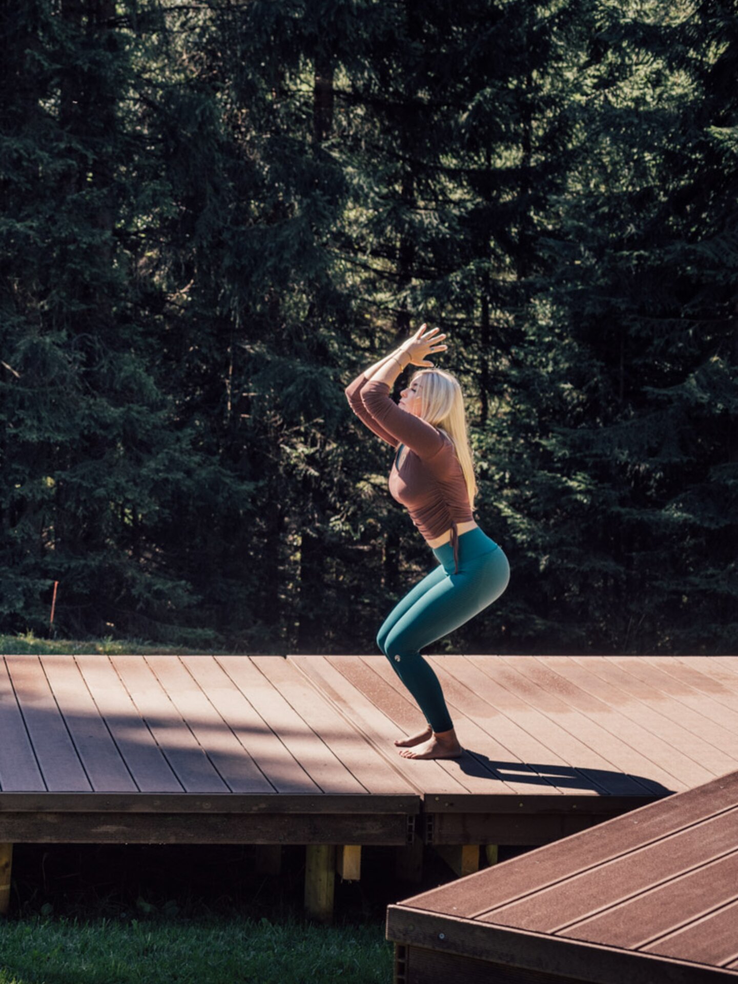 Yoga auf unseren Plattformen mitten im Wald