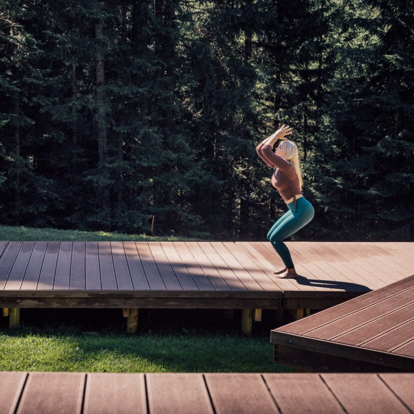 Yoga auf unseren Plattformen mitten im Wald