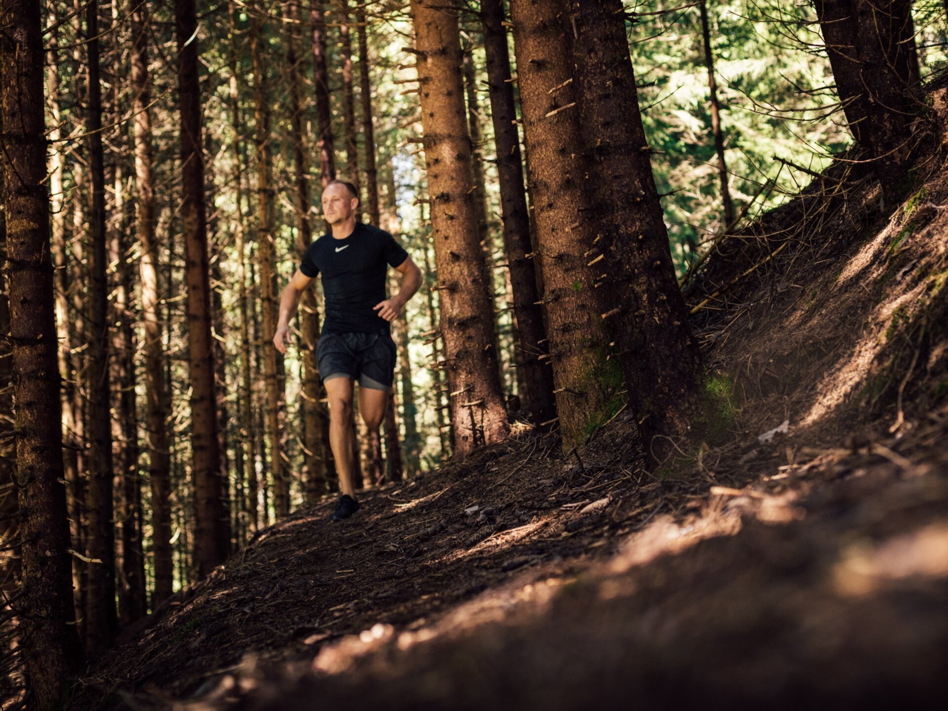 Person beim Laufen im Wald | Wellnesshotel Der Engel