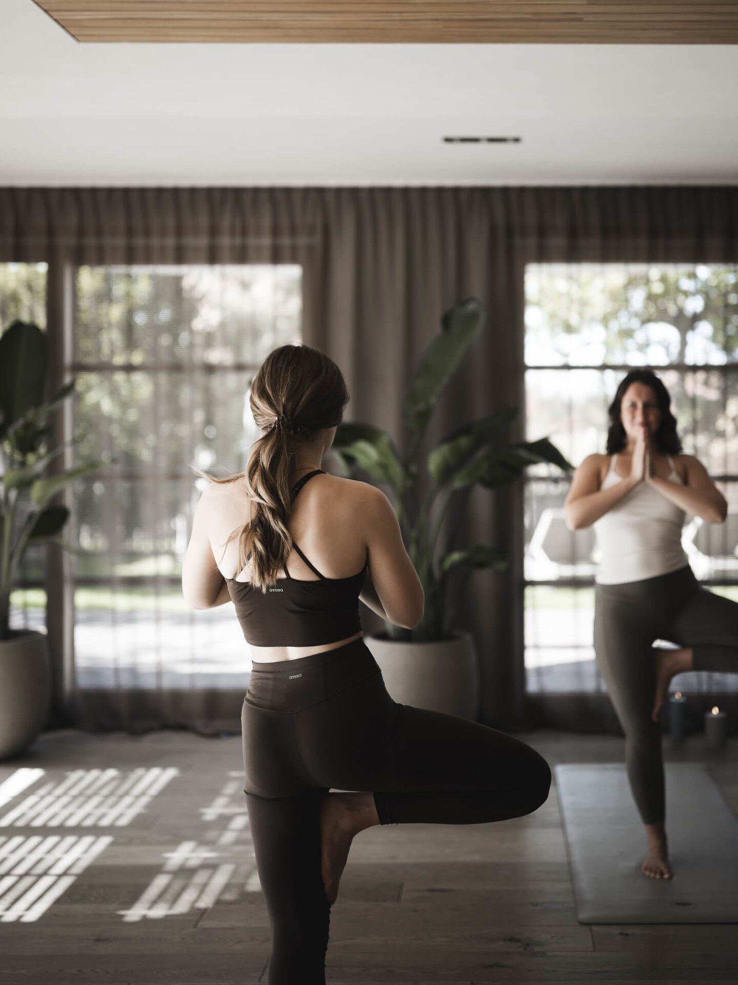 Person beim Sonnengruß im Yogaraum im Wellnesshotel Der Engel 