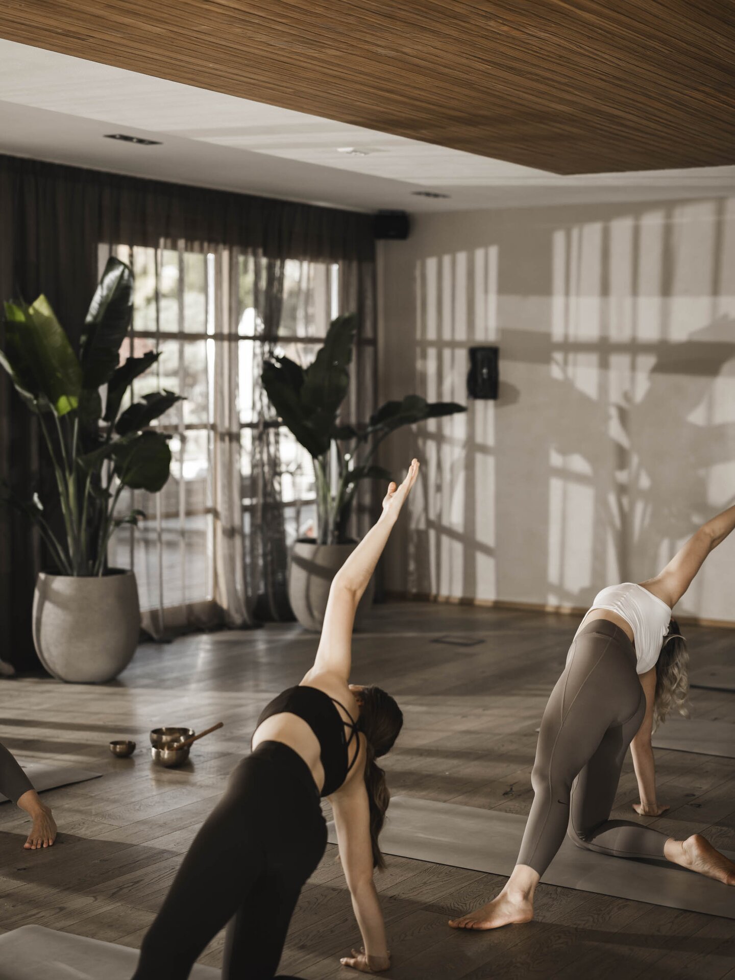 Zwei Frauen bei einer Yogastunde im Yogaraum des Wellnesshotel Der Engel