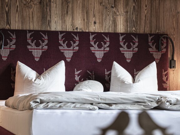 Queensize Bett mit rotem Kopfteil und Stoff | Der Engel in Tirol