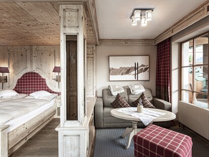 Kategorie Top Komfort Zimmer Aggenstein Bett & Wohnbereich | Der Engel in Tirol