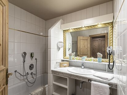 Kategorie Top Komfort Zimmer Aggenstein Bad | Der Engel in Tirol