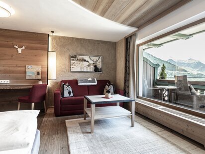 Kategorie Top Komfort Zimmer Alpenherz West Arbeitsplatz und Wohnbereich | Der Engel in Tirol