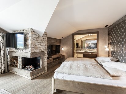 Kategorie Bergglück Zimmer Deluxe Suite Zimmer und Bad | Der Engel in Tirol