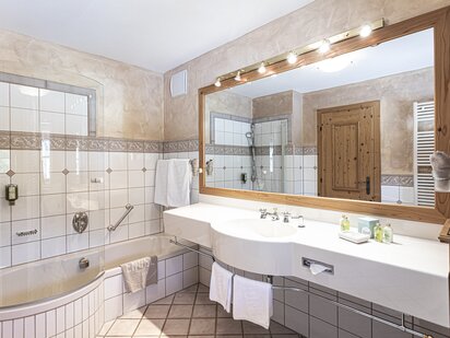 Kategorie Landhaus Zimmer Familien Suite mit Kinderzimmer Bad | Der Engel in Tirol