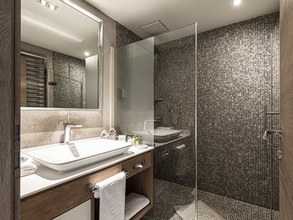 Kategorie Pure Tirol Zimmer Suite Himmlisch mit Kinderzimmer Bad | Der Engel in Tirol
