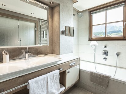  Kategorie Pure Tirol Zimmer Suite Himmlisch mit Kinderzimmer Bad | Der Engel in Tirol