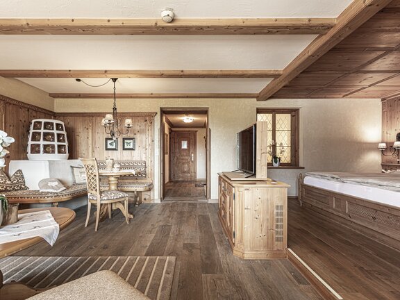 Kategorie Residenzen Zimmer Familiensuite mit Kinderzimmer Wohnraum und Bett | Der Engel in Tirol