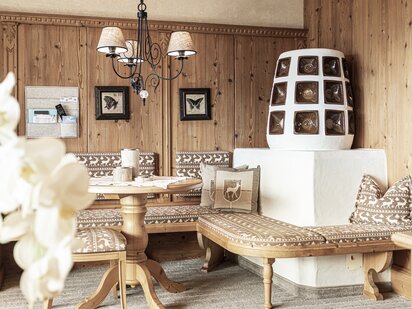  Kategorie Residenzen Zimmer Suite Wohnraum mit Ofen | Der Engel in Tirol
