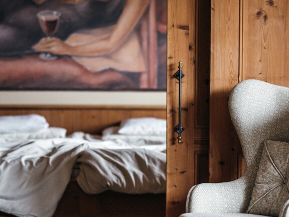 Residenz Suite Zimmer Detailaufnahme Wohnsessel beige | Der Engel in Tirol