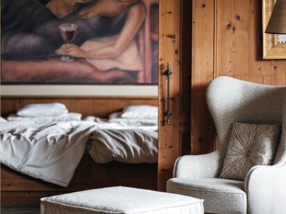 Residenz Suite Zimmer Detailaufnahme Wohnsessel beige | Der Engel in Tirol