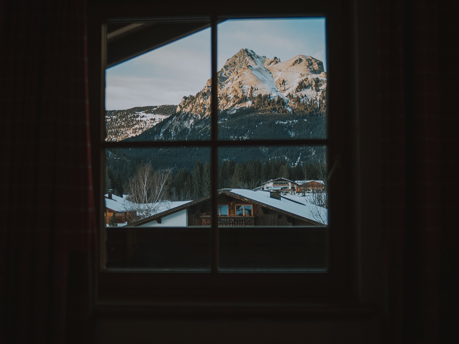 Aussicht auf die Allgäuer Alpen aus dem Zimmerfenster vom Bett | Der Engel in Tirol