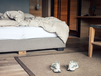 Wellnesshotel Der Engel in Tirol | Wellnesszimmer mit Sneaker im Vordergrund