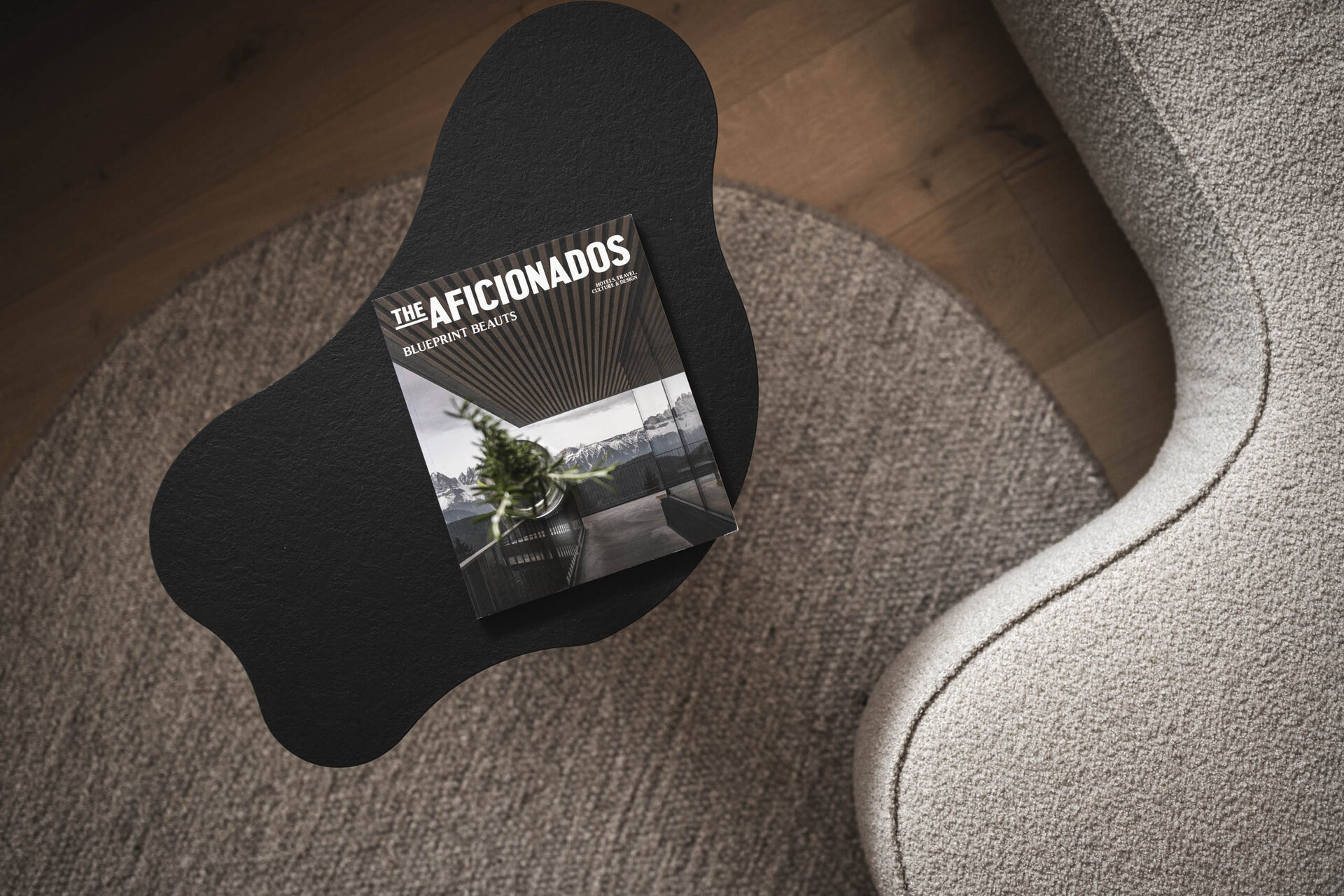 Magazin The Aficionados als Coffee-Tablebook im Orgänic Zimmer auf schwarzem Designer-Tisch