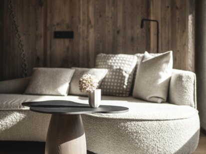 Beige Designercouch im Orgänic Zimmer | Hoteldesign
