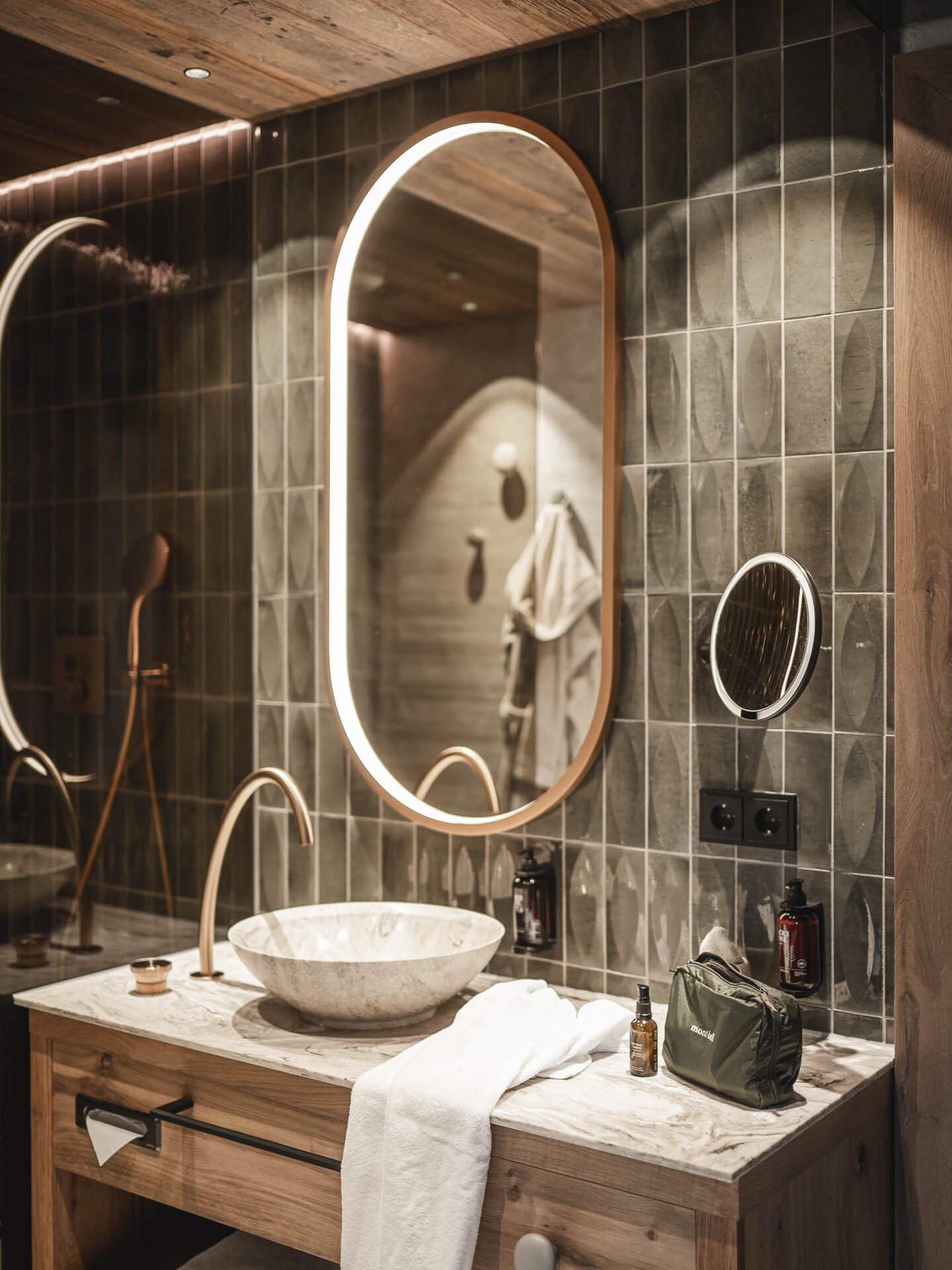 Bad Orgänic Zimmer mit grünen Fliesen, ovalen Spiegeln, Aufsatz-Waschbecken | Hoteldesign