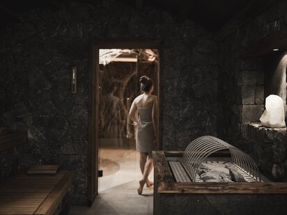 Frau in der Sauna im Orgänic Spa des Engel