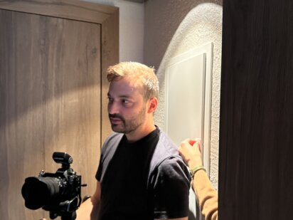 Hannes Niederkofler beim Fotografieren in den Orgänic Zimmern