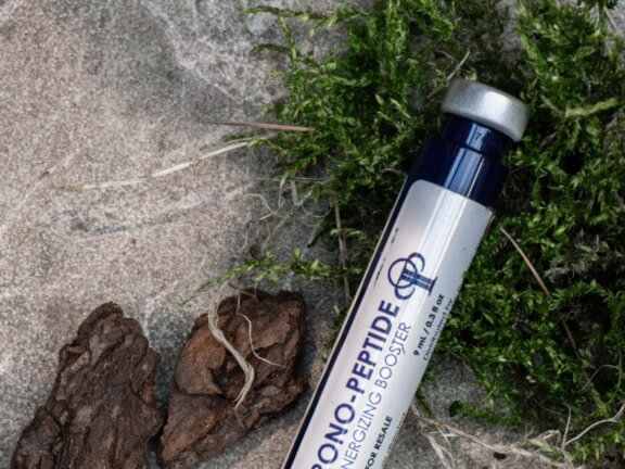 Bild von Pipette für HydraFacial Anwendung (Peptide) auf organischem Untergrund Bild von Pipette für HydraFacial Anwendung (Peptide) auf organischem Untergrund