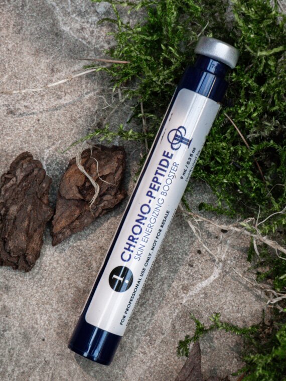 Bild von Pipette für HydraFacial Anwendung (Peptide) auf organischem Untergrund