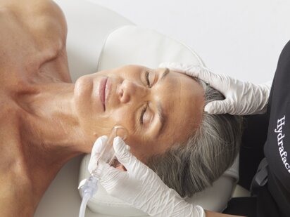 Reife Frau bei einer HydraFacial Anwendung im Wellnesshotel Der Engel