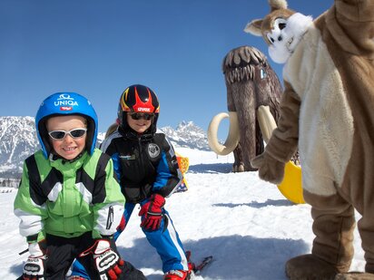 Kinder beim Skifahren lernen auf der Märchenwiese in Grän