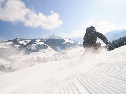 Skifahrer auf Skipiste im Skigebiet Schattwald