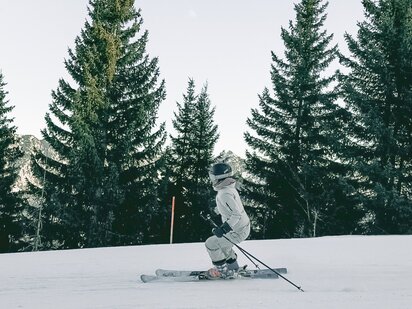 Skifahrerin auf Skipiste im Skigebiet Zöblen-Schattwald