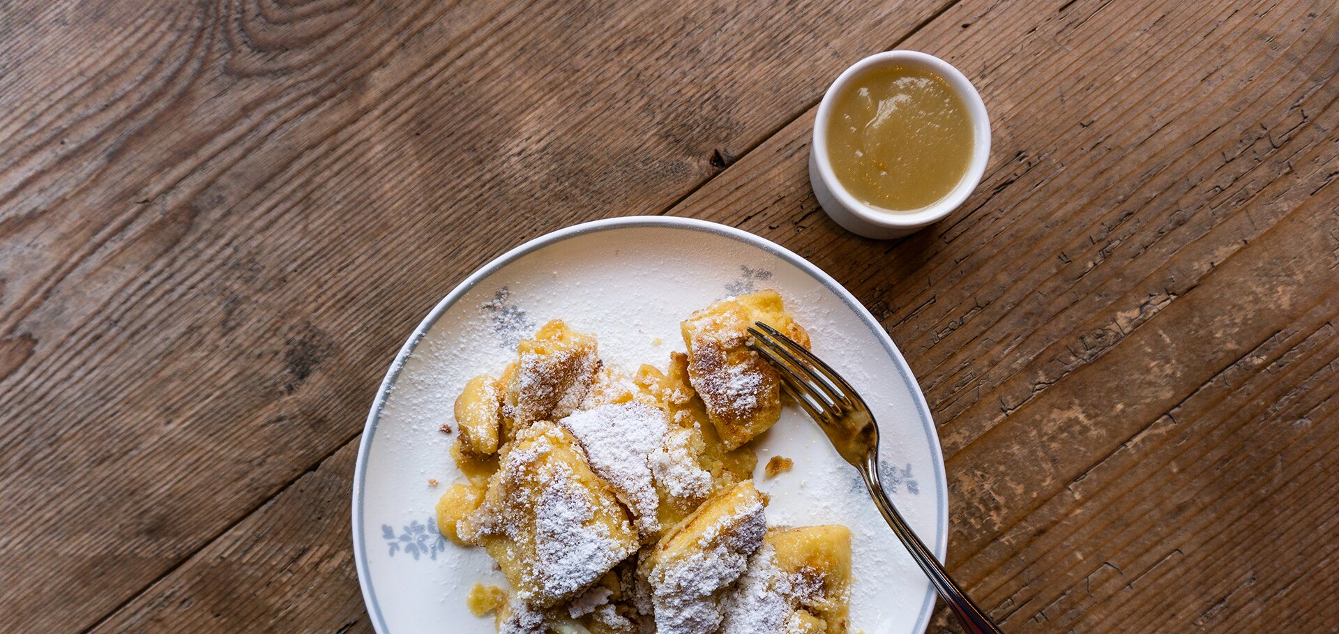 Engels Kaiserschmarren schon zum Frühstück am Teller mit Apfelmus