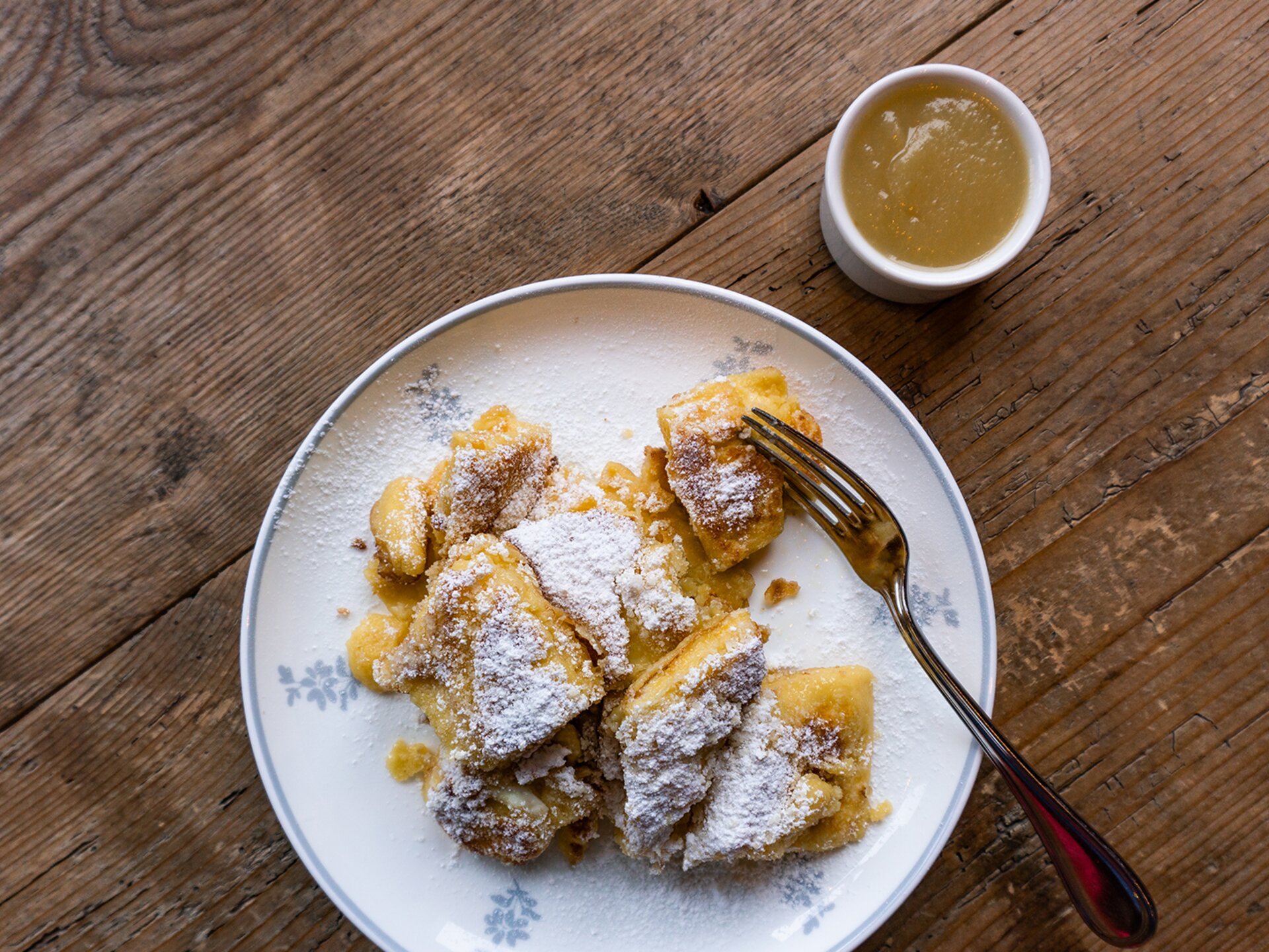 Engels Kaiserschmarren schon zum Frühstück am Teller mit Apfelmus