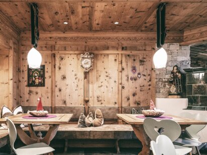 Herzerl Stube, traditionelle Tiroler Stube mit Holzvertäfelungen, Schnitzereien an der Decke sowie Designer Lampen aus Kuhglocken | Der Engel in Tirol Herzerl Stube, traditionelle Tiroler Stube mit Holzvertäfelungen, Schnitzereien an der Decke sowie Designer Lampen aus Kuhglocken | Der Engel in Tirol