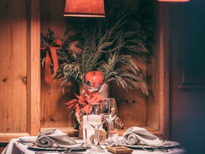Gourmet Stube, traditionelle Tiroler Stube mit Holzvertäfelung, Lodenstoffen | Der Engel in Tirol Gourmet Stube, traditionelle Tiroler Stube mit Holzvertäfelung, Lodenstoffen | Der Engel in Tirol