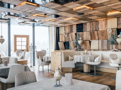 Hennewinkel Stube, moderne Tiroler Stube mit Glaselementen, Holz und Panoramafenster | Der Engel in Tirol Hennewinkel Stube, moderne Tiroler Stube mit Glaselementen, Holz und Panoramafenster | Der Engel in Tirol