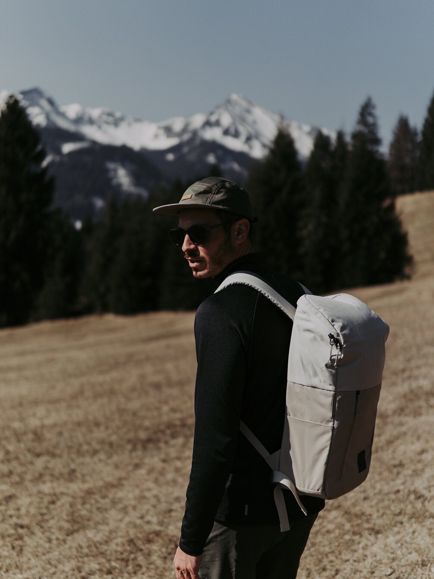 Wanderer im Frühling im Tannheimer Tal, braune Wiesen und schneebedeckte Gipfel | Der Engel in Tirol