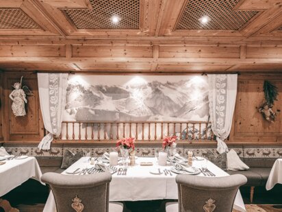 Engel Stube, traditionelle Tiroler Stube mit Holzvertäfelungen und Engeln als Deko-Objekten | Der Engel in Tirol Engel Stube, traditionelle Tiroler Stube mit Holzvertäfelungen und Engeln als Deko-Objekten | Der Engel in Tirol