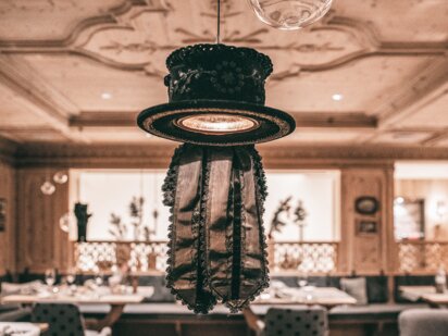 Gräner Stube, traditionelle Tiroler Stube mit Ofen, Holzvertäfelungen und Schnitzereien sowie Designer Lampen aus Trachtenhüten | Der Engel in Tirol Gräner Stube, traditionelle Tiroler Stube mit Ofen, Holzvertäfelungen und Schnitzereien sowie Designer Lampen aus Trachtenhüten | Der Engel in Tirol
