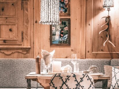 Bergglück Stube, traditionelle Tiroler Stube mit eleganten Stoffen und Designer Lampen | Der Engel in Tirol Bergglück Stube, traditionelle Tiroler Stube mit eleganten Stoffen und Designer Lampen | Der Engel in Tirol