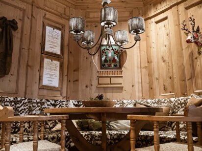 Poldi Stüberl, traditionelle Tiroler Stube mit Holzvertäfelung und Holzdecke mit Schnitzerei | Der Engel in Tirol Poldi Stüberl, traditionelle Tiroler Stube mit Holzvertäfelung und Holzdecke mit Schnitzerei | Der Engel in Tirol