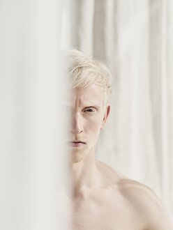 Person sitzend hinter weißem Vorhang im Orgänic Spa | Wellnesshotel Der Engel