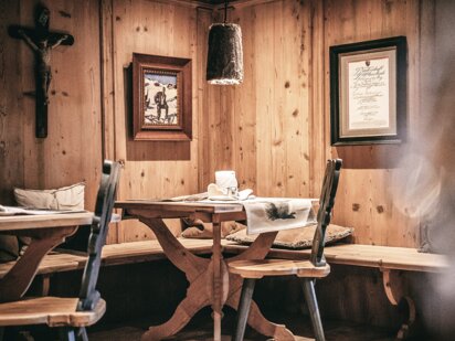 Theresien Stube, traditionelle Tiroler Stube mit Holzvertäfelung und Kruzifix | Der Engel in Tirol Theresien Stube, traditionelle Tiroler Stube mit Holzvertäfelung und Kruzifix | Der Engel in Tirol