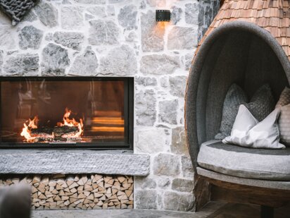 Lieblingsplatz mit offener Feuerstelle und Sitznestern mit Holzschindeln bedeckt | Der Engel in Tirol Lieblingsplatz mit offener Feuerstelle und Sitznestern mit Holzschindeln bedeckt | Der Engel in Tirol